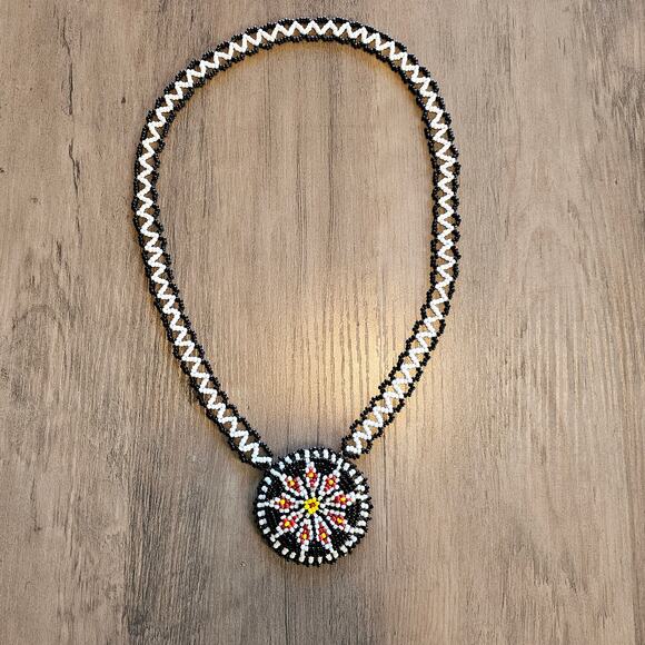 Vintage Native American Tribal Black & White Seed Bead Flower Pendant Necklace - Picture 4 of 7